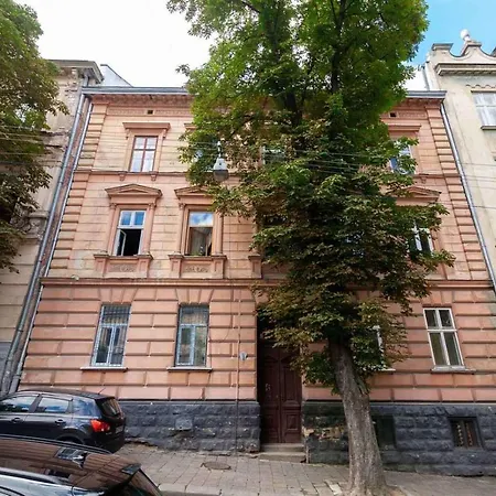 Lovely On Drahomanova Street *