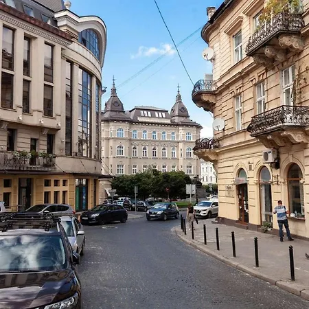 Lovely On Drahomanova Street דירה *