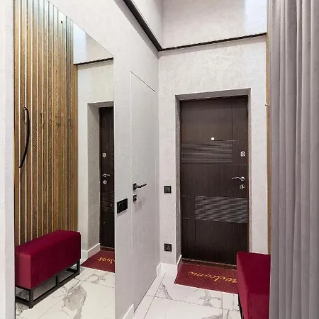 Lovely On Drahomanova Street 리비프